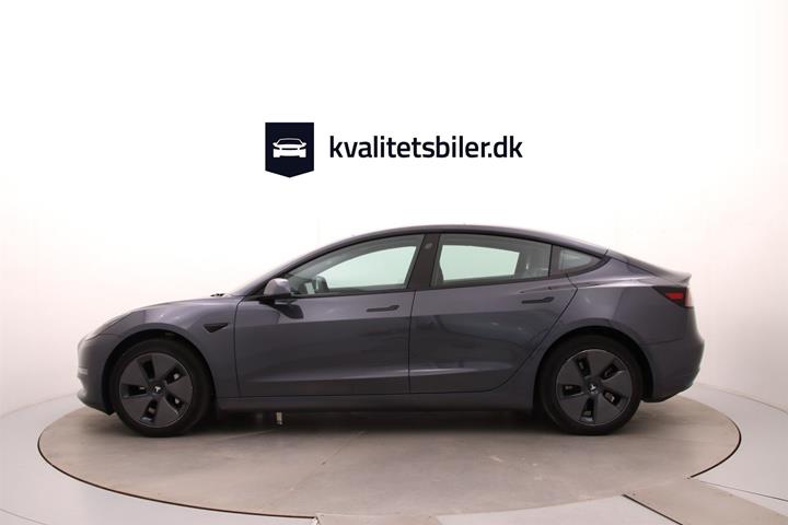Grå Tesla Model 3 fra 2023