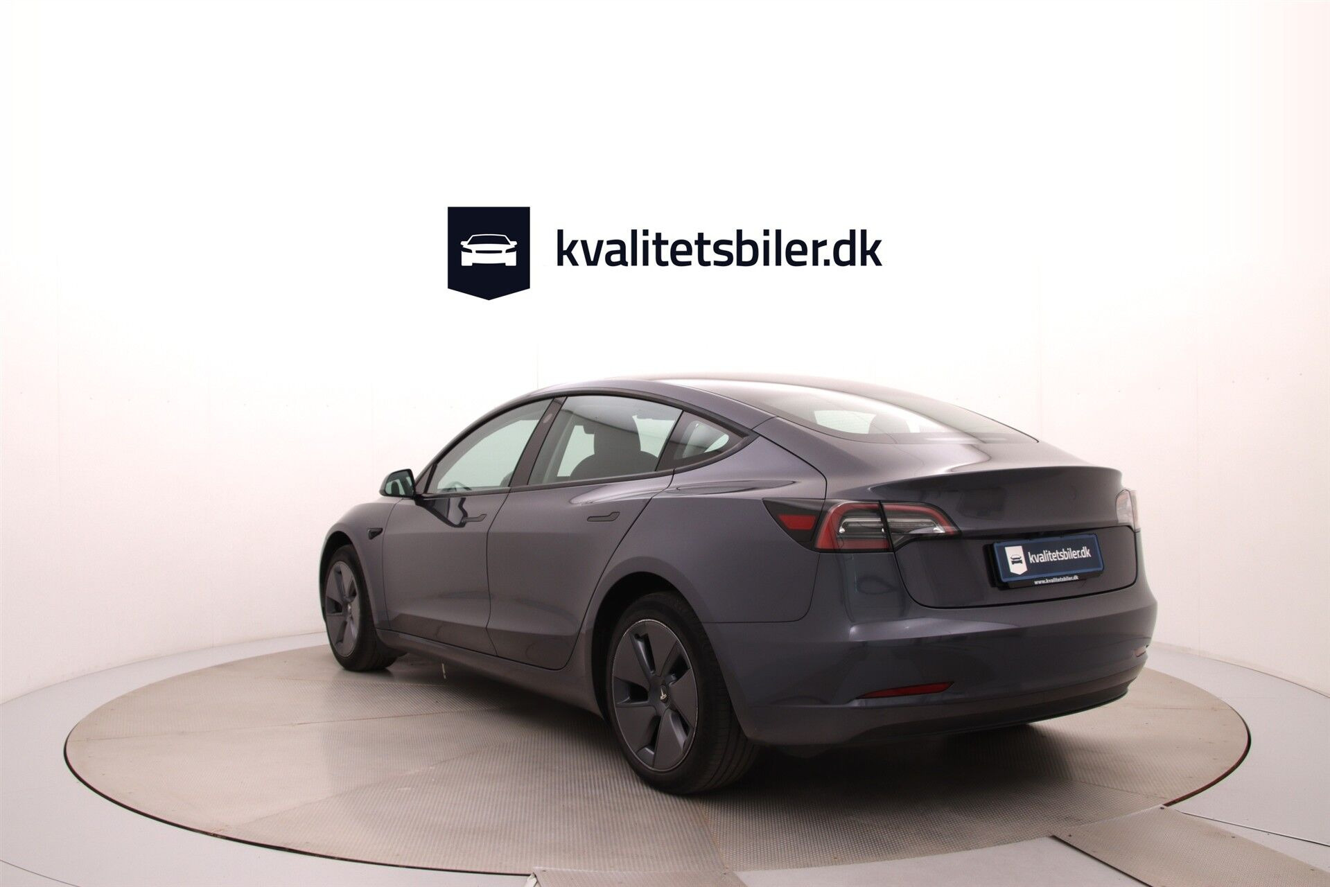 Grå Tesla Model 3 fra 2023