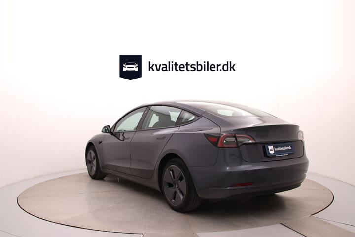 Grå Tesla Model 3 fra 2023