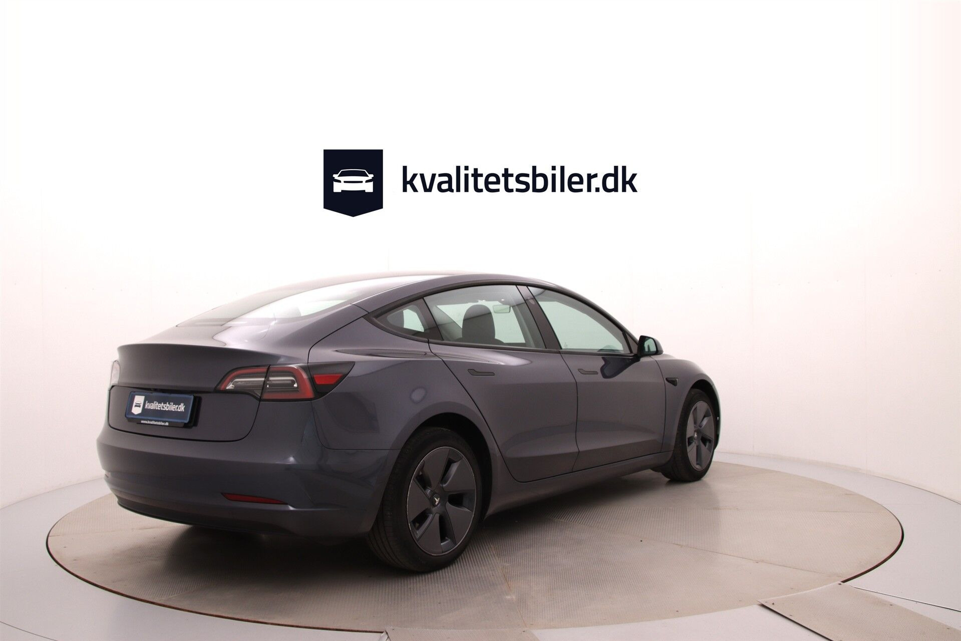 Grå Tesla Model 3 fra 2023