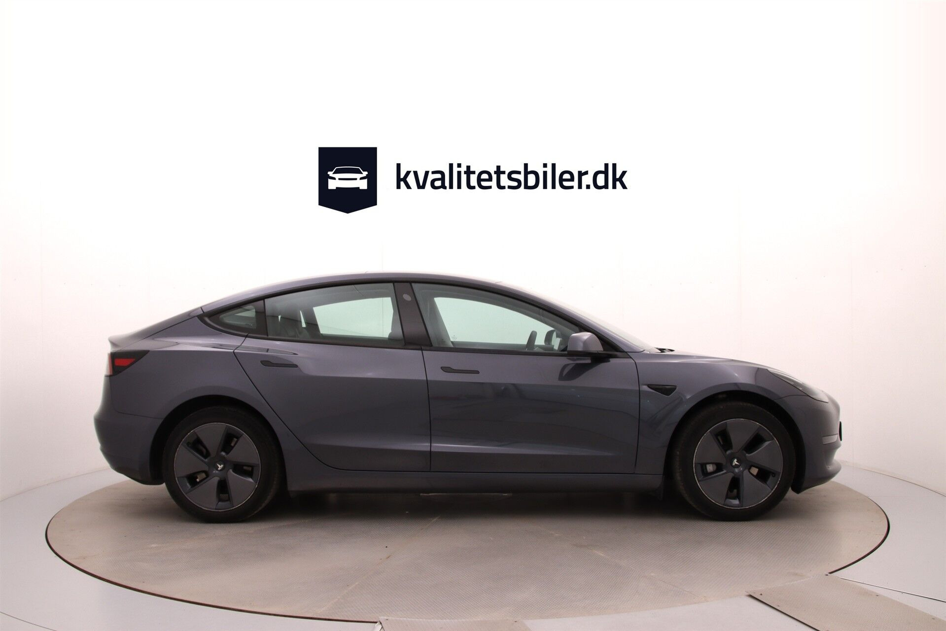 Grå Tesla Model 3 fra 2023
