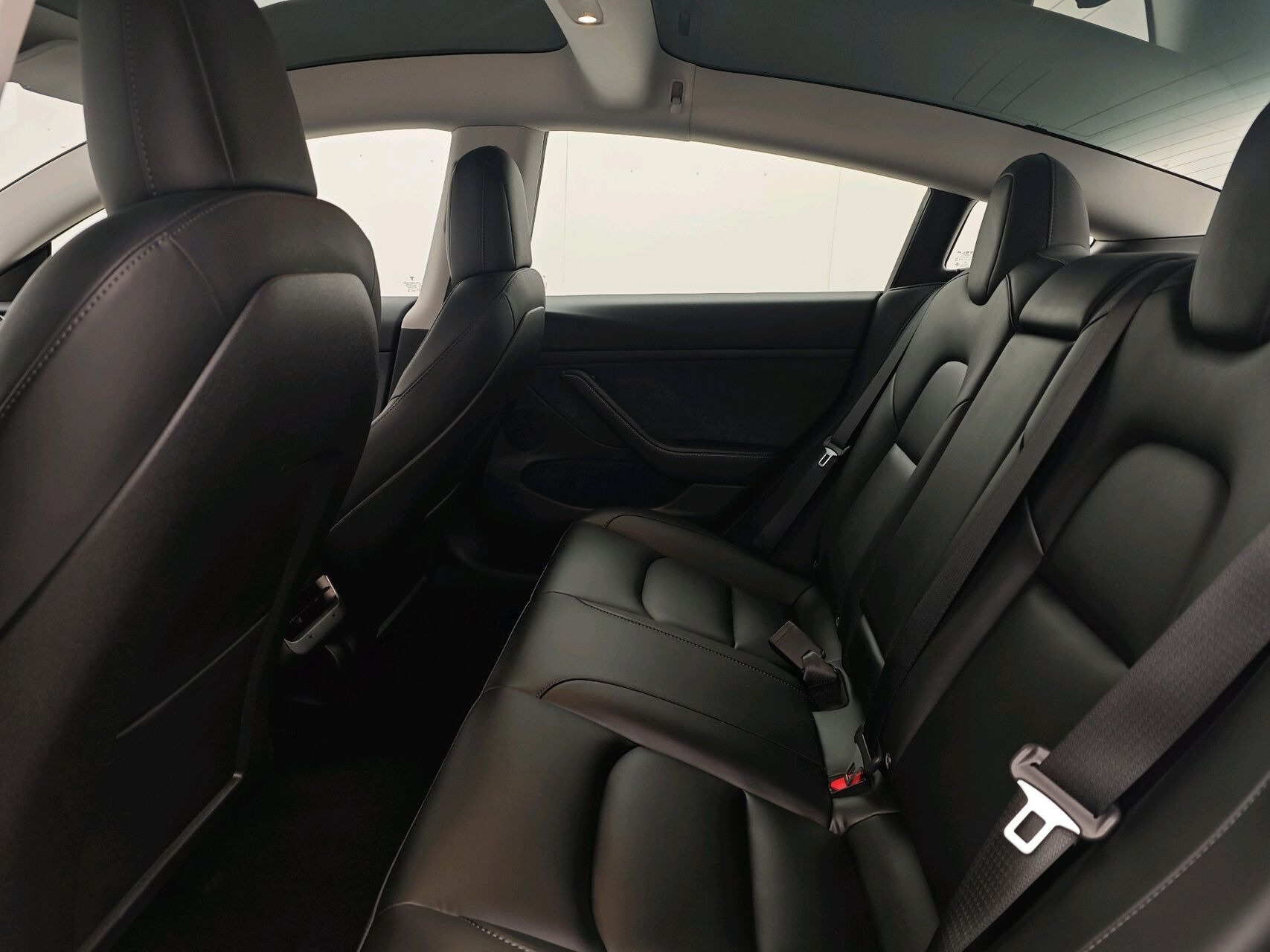 Grå Tesla Model 3 fra 2023