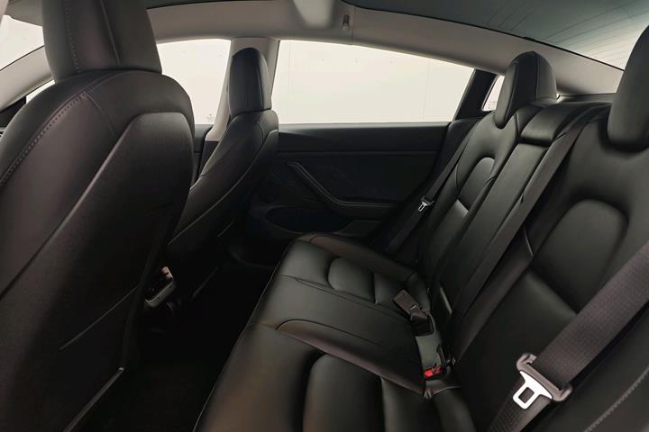 Grå Tesla Model 3 fra 2023