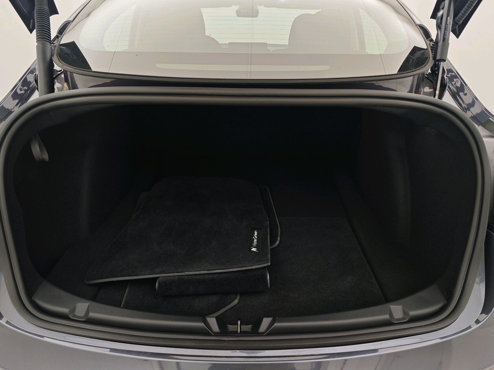 Grå Tesla Model 3 fra 2023