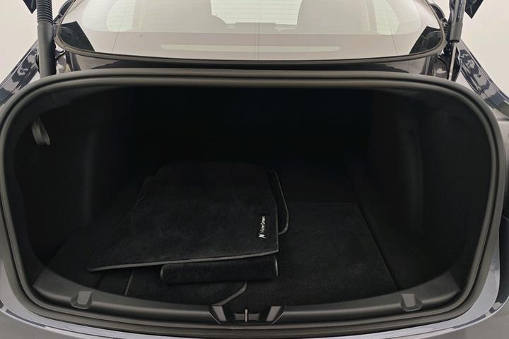 Grå Tesla Model 3 fra 2023