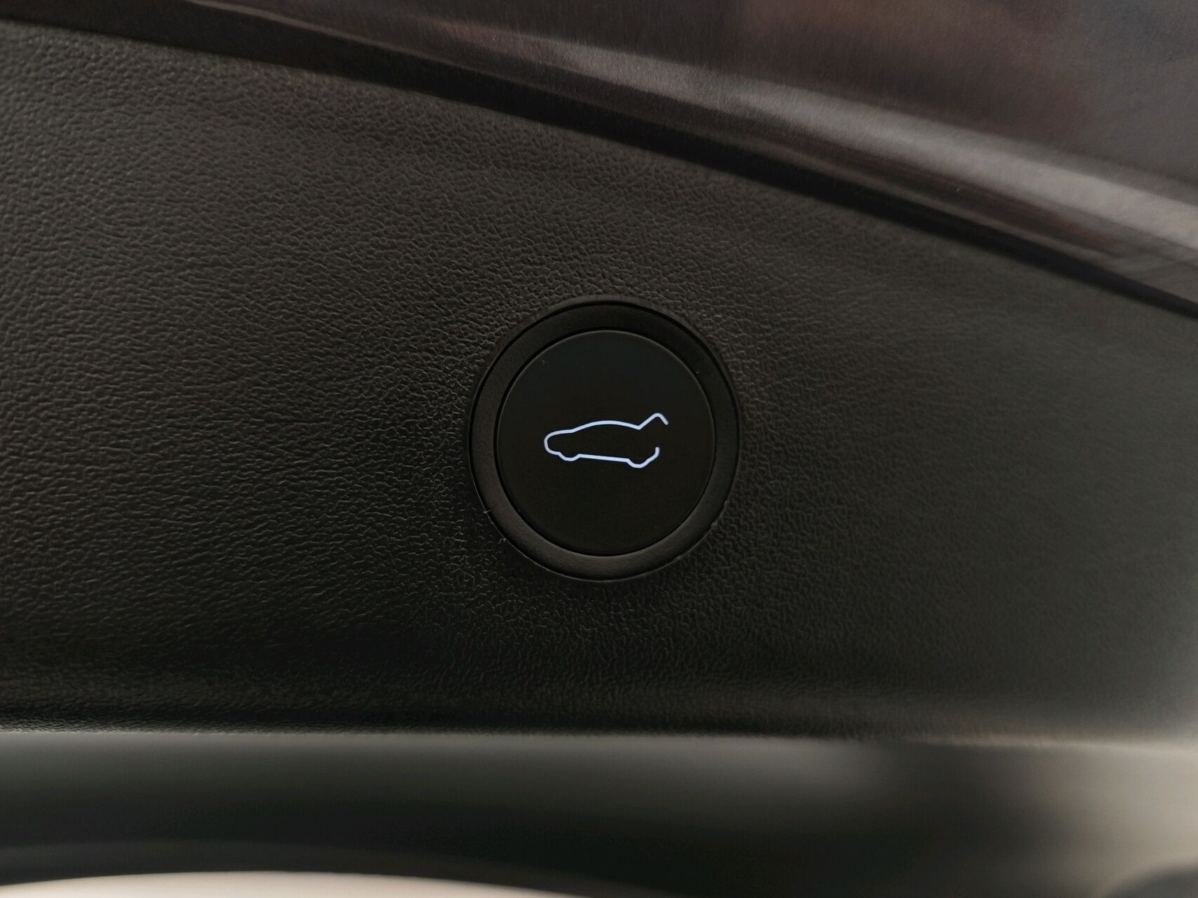 Grå Tesla Model 3 fra 2023