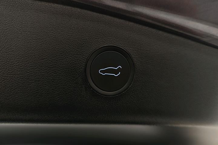 Grå Tesla Model 3 fra 2023