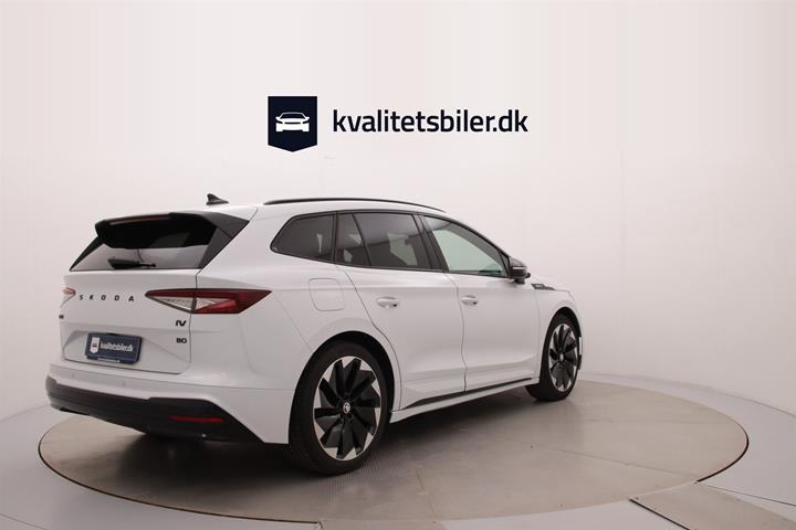 Hvid Skoda Enyaq fra 2022
