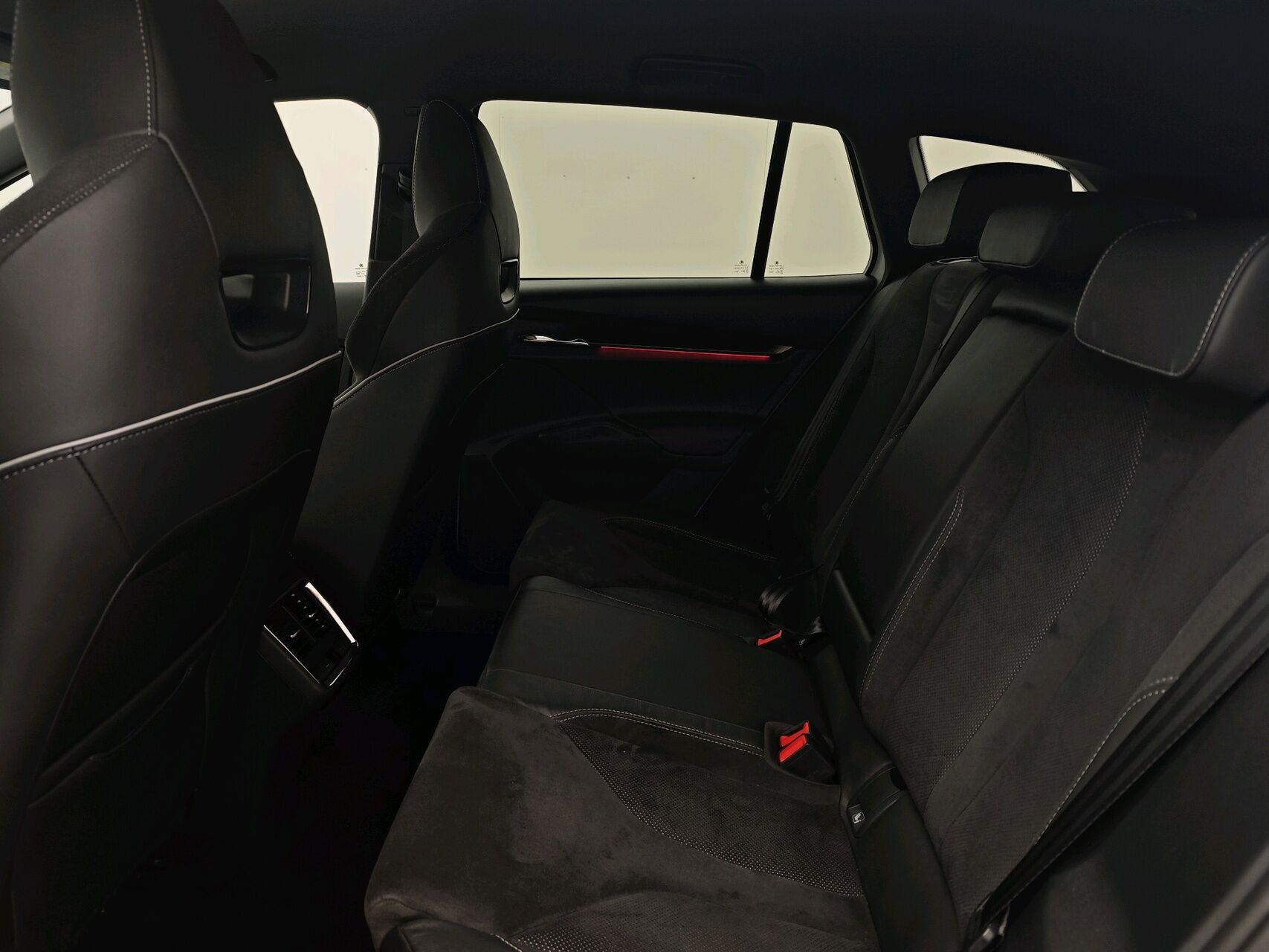Hvid Skoda Enyaq fra 2022