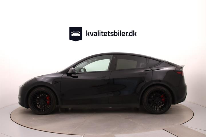 Sort Tesla Model Y fra 2022