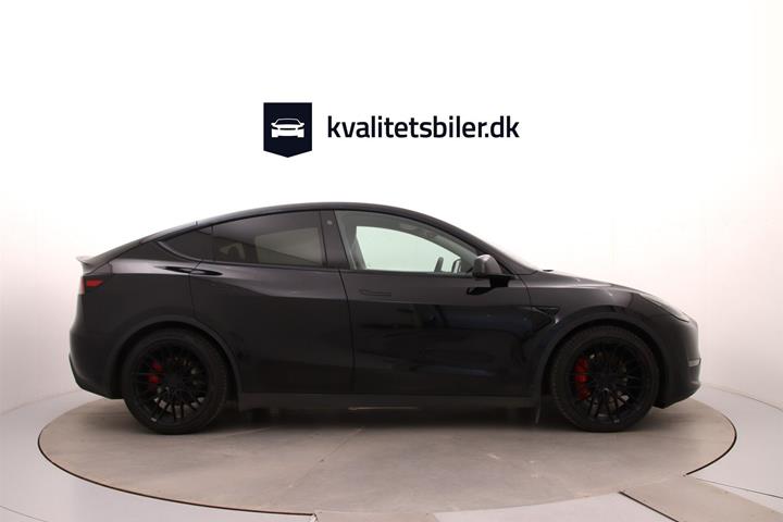 Sort Tesla Model Y fra 2022