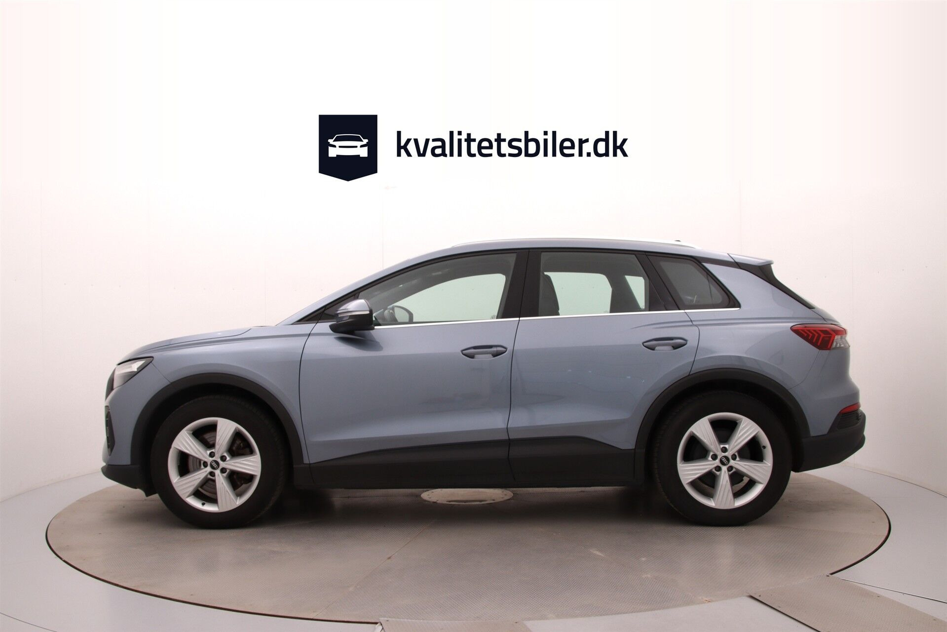 Blå Audi Q4 fra 2022