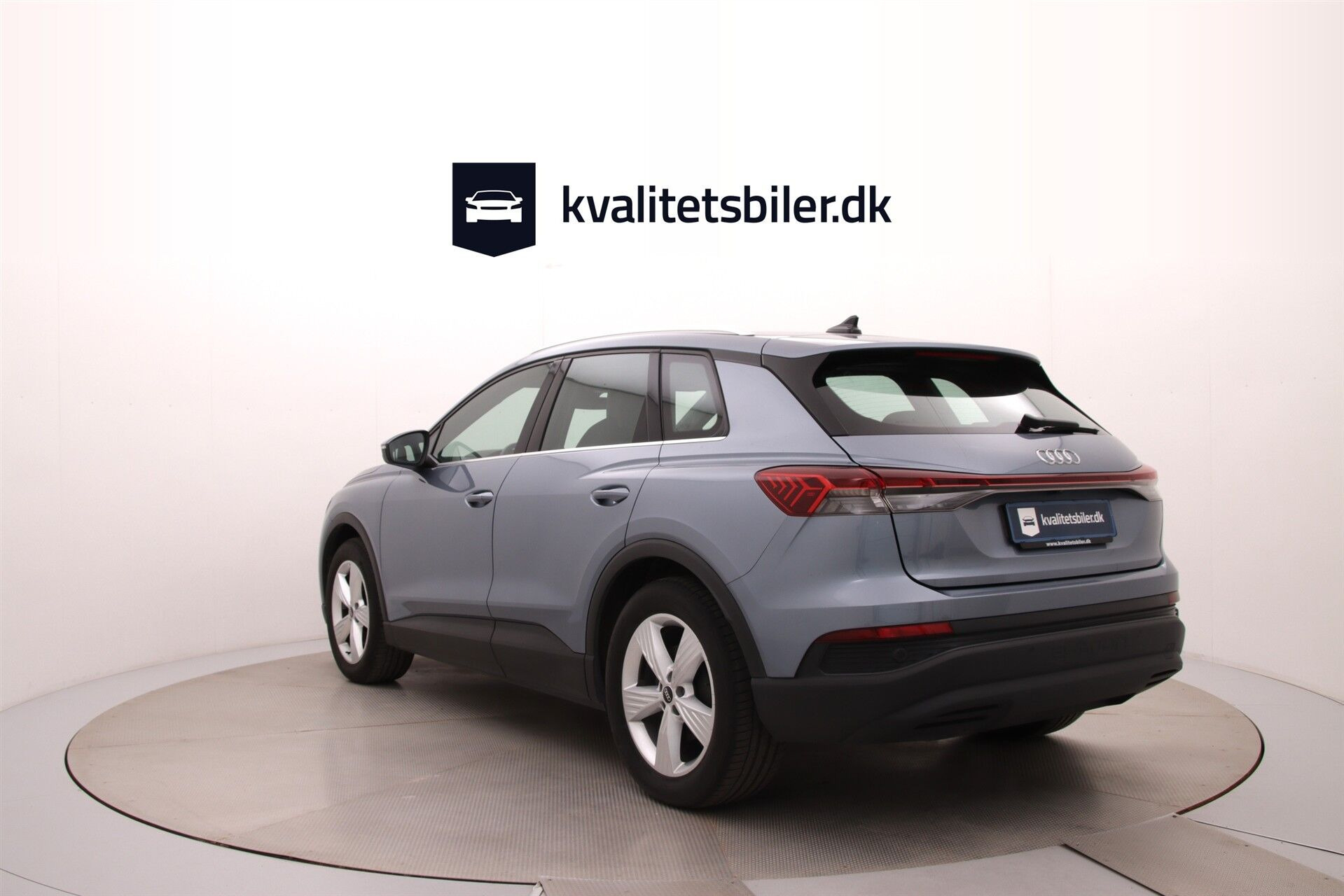 Blå Audi Q4 fra 2022
