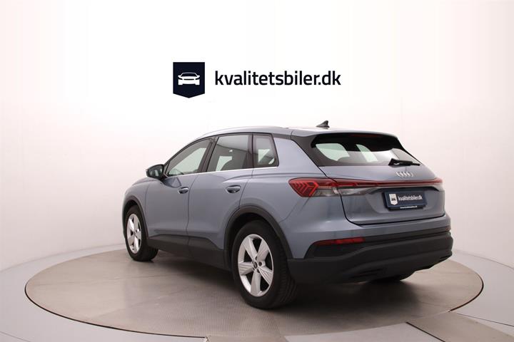 Blå Audi Q4 fra 2022