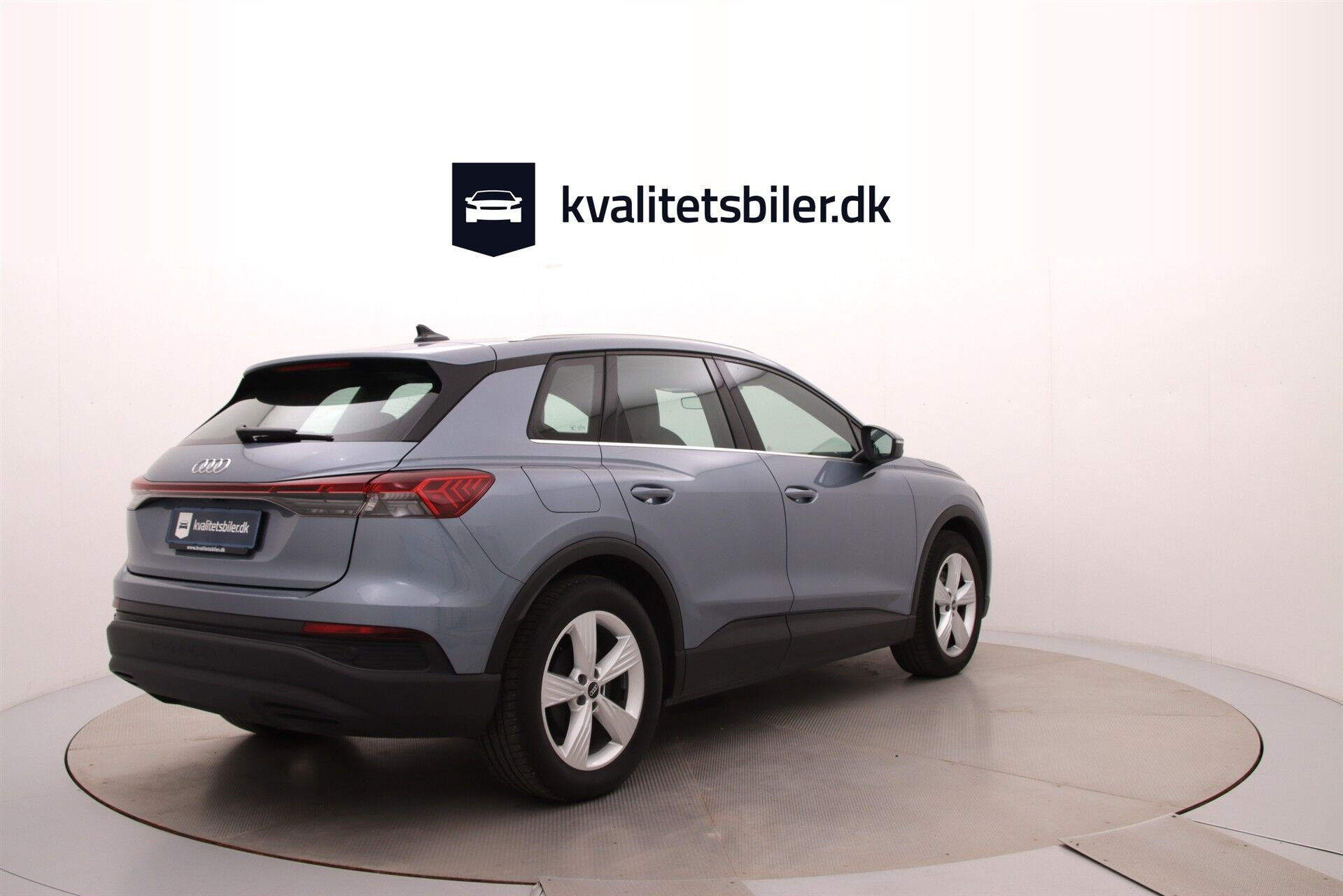 Blå Audi Q4 fra 2022