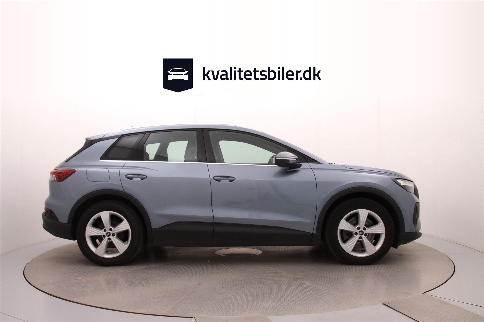 Blå Audi Q4 fra 2022