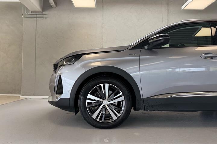 Grå Peugeot 3008 fra 2020