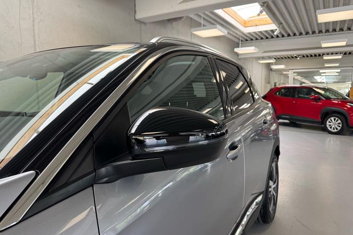 Grå Peugeot 3008 fra 2020