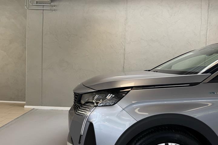 Grå Peugeot 3008 fra 2020