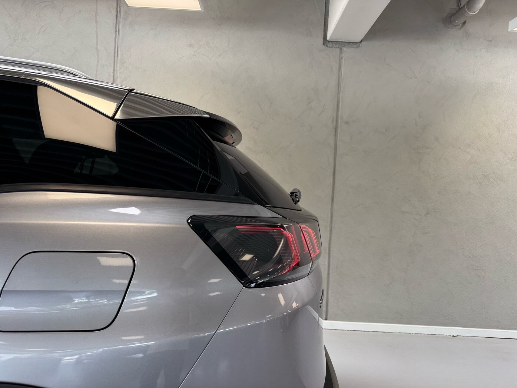 Grå Peugeot 3008 fra 2020