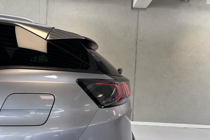 Grå Peugeot 3008 fra 2020