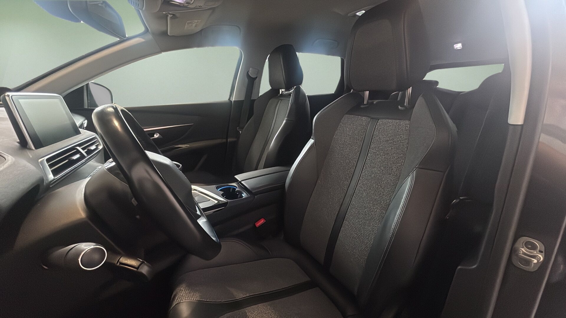 Grå Peugeot 5008 fra 2020