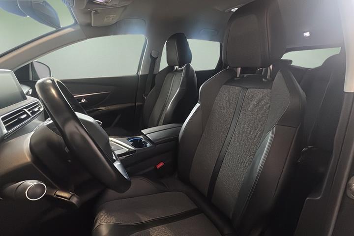 Grå Peugeot 5008 fra 2020