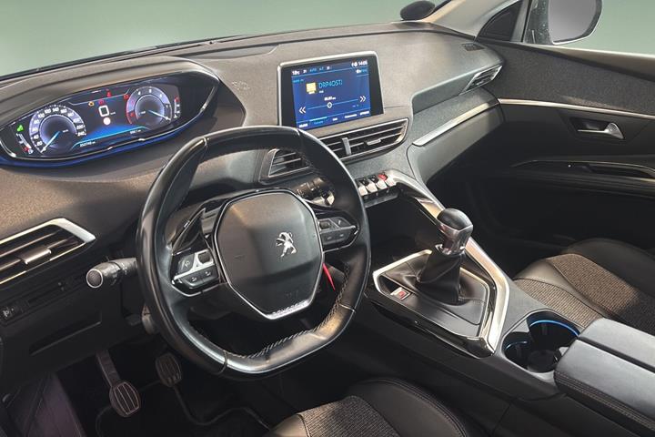 Grå Peugeot 5008 fra 2020