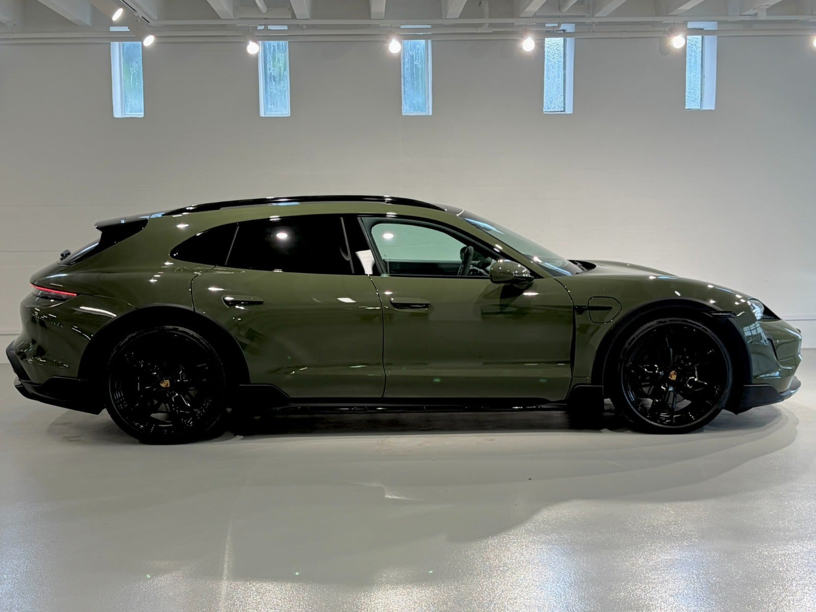 Grøn Porsche Taycan 4 fra 2023