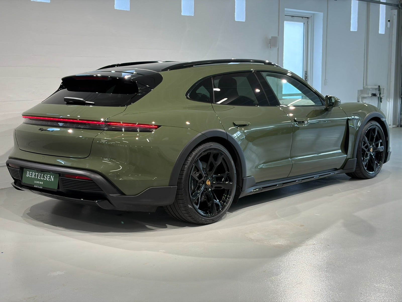 Grøn Porsche Taycan 4 fra 2023