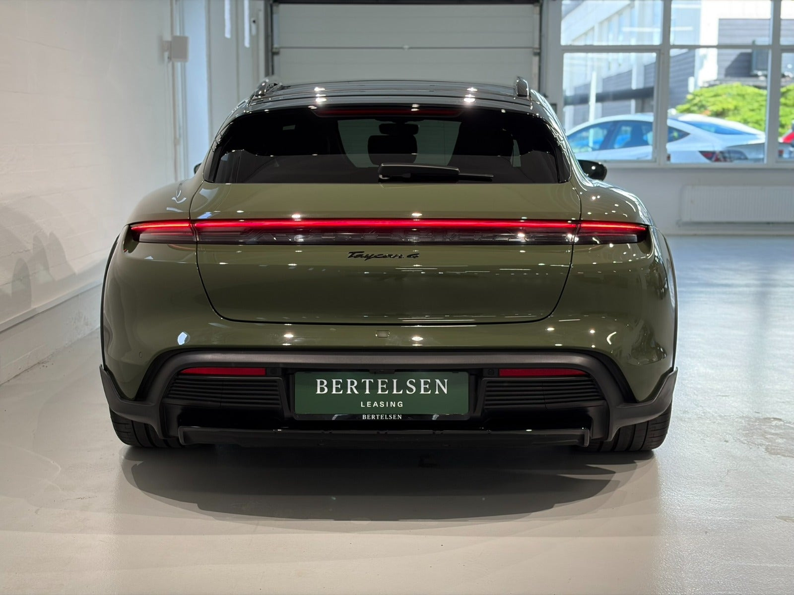 Grøn Porsche Taycan 4 fra 2023