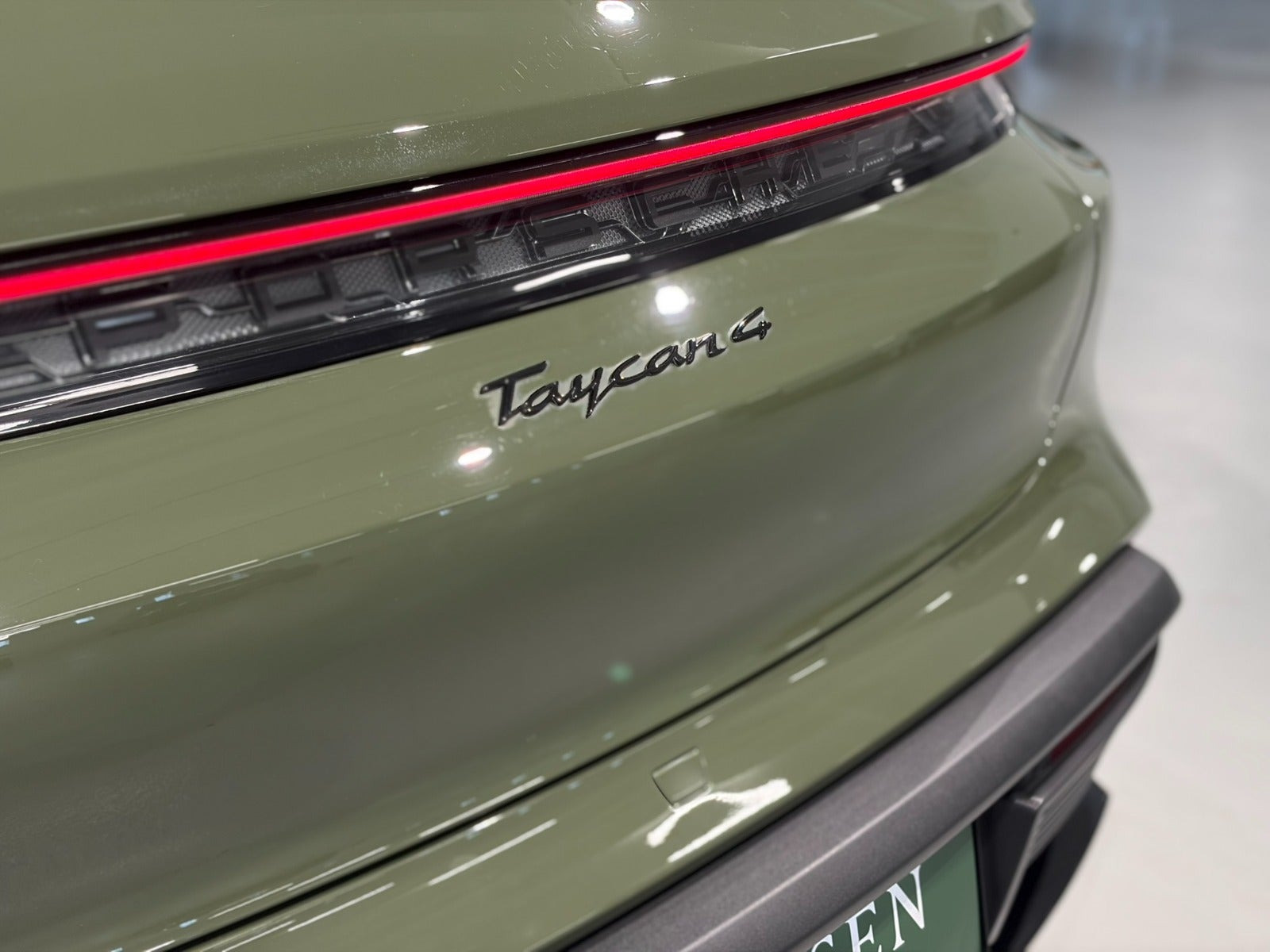 Grøn Porsche Taycan 4 fra 2023