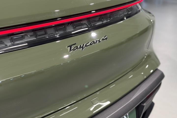 Grøn Porsche Taycan 4 fra 2023