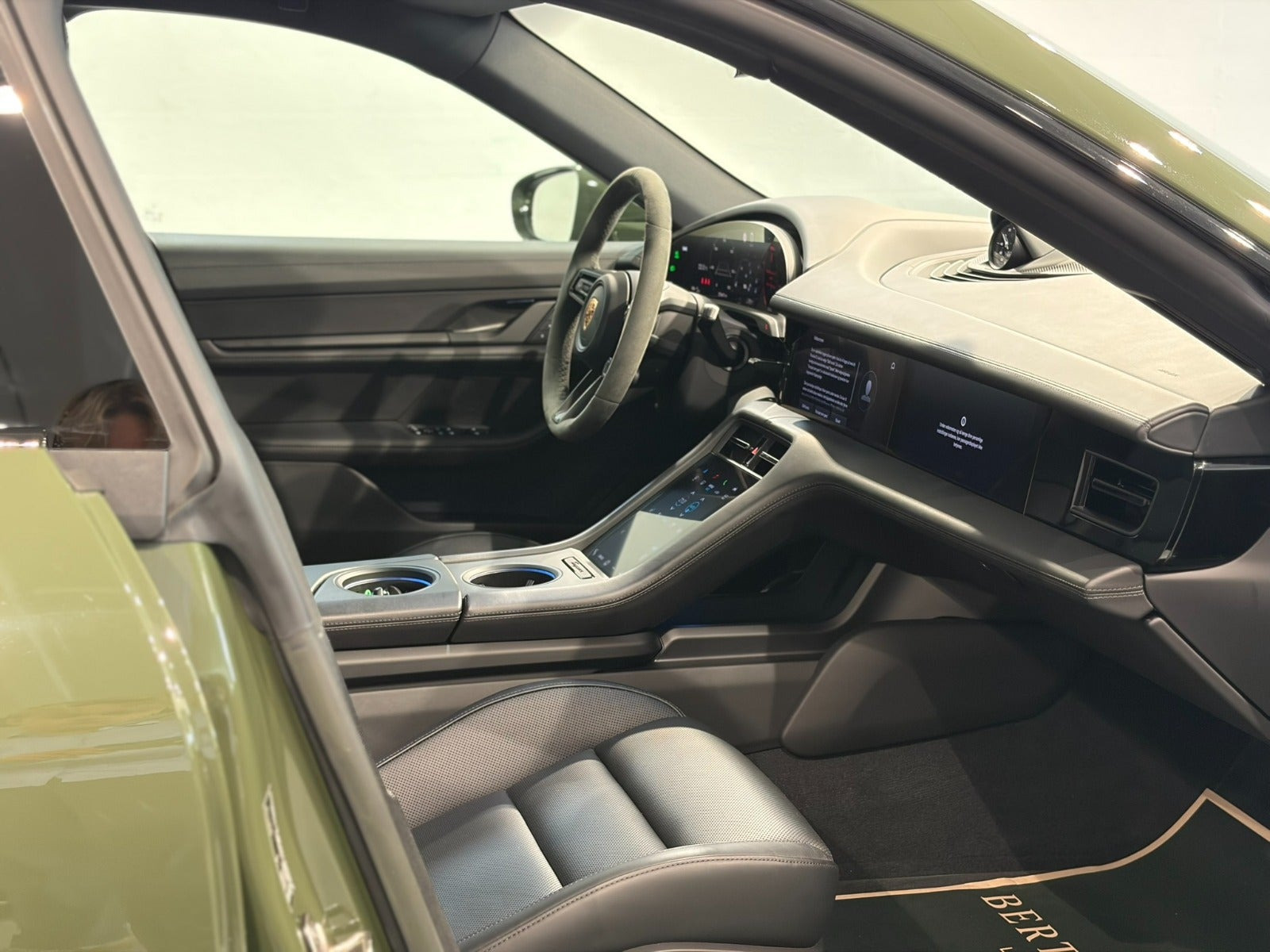 Grøn Porsche Taycan 4 fra 2023