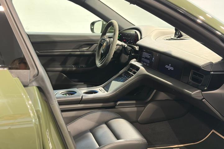 Grøn Porsche Taycan 4 fra 2023