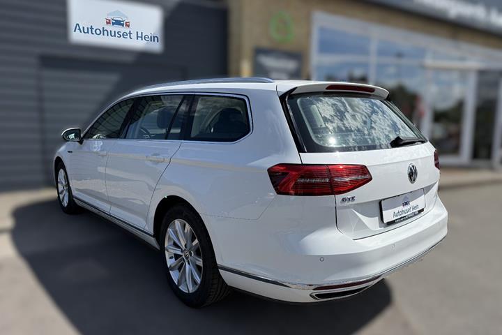 Hvid VW Passat fra 2018