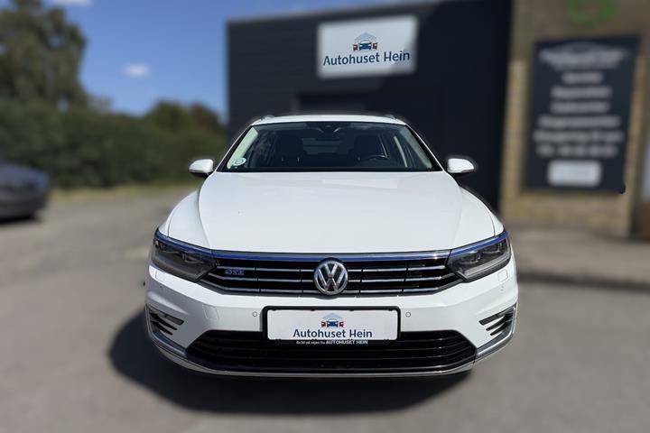 Hvid VW Passat fra 2018