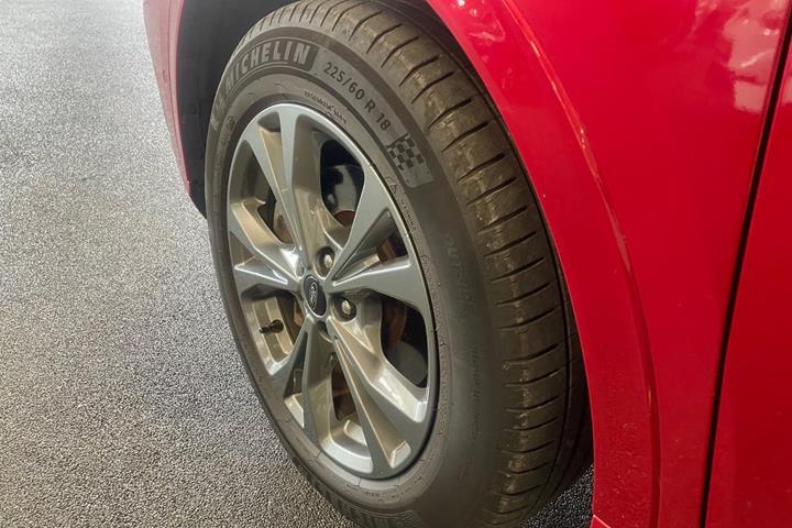Grå Ford Kuga fra 2020