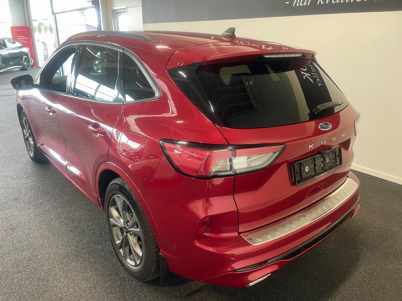 Grå Ford Kuga fra 2020