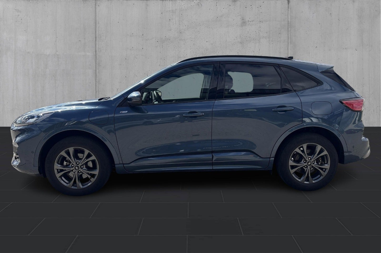 Blå Ford Kuga fra 2022