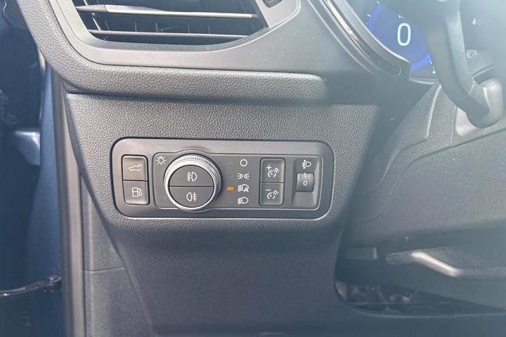 Blå Ford Kuga fra 2022