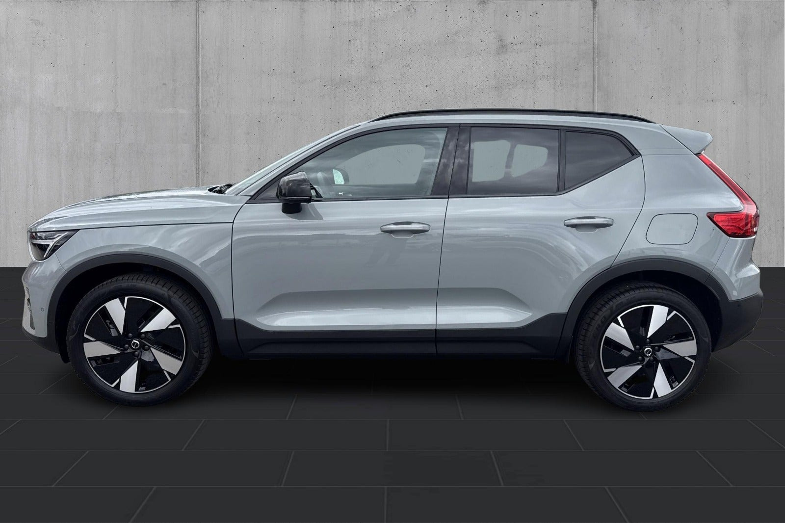Grå Volvo EX40 fra 2025