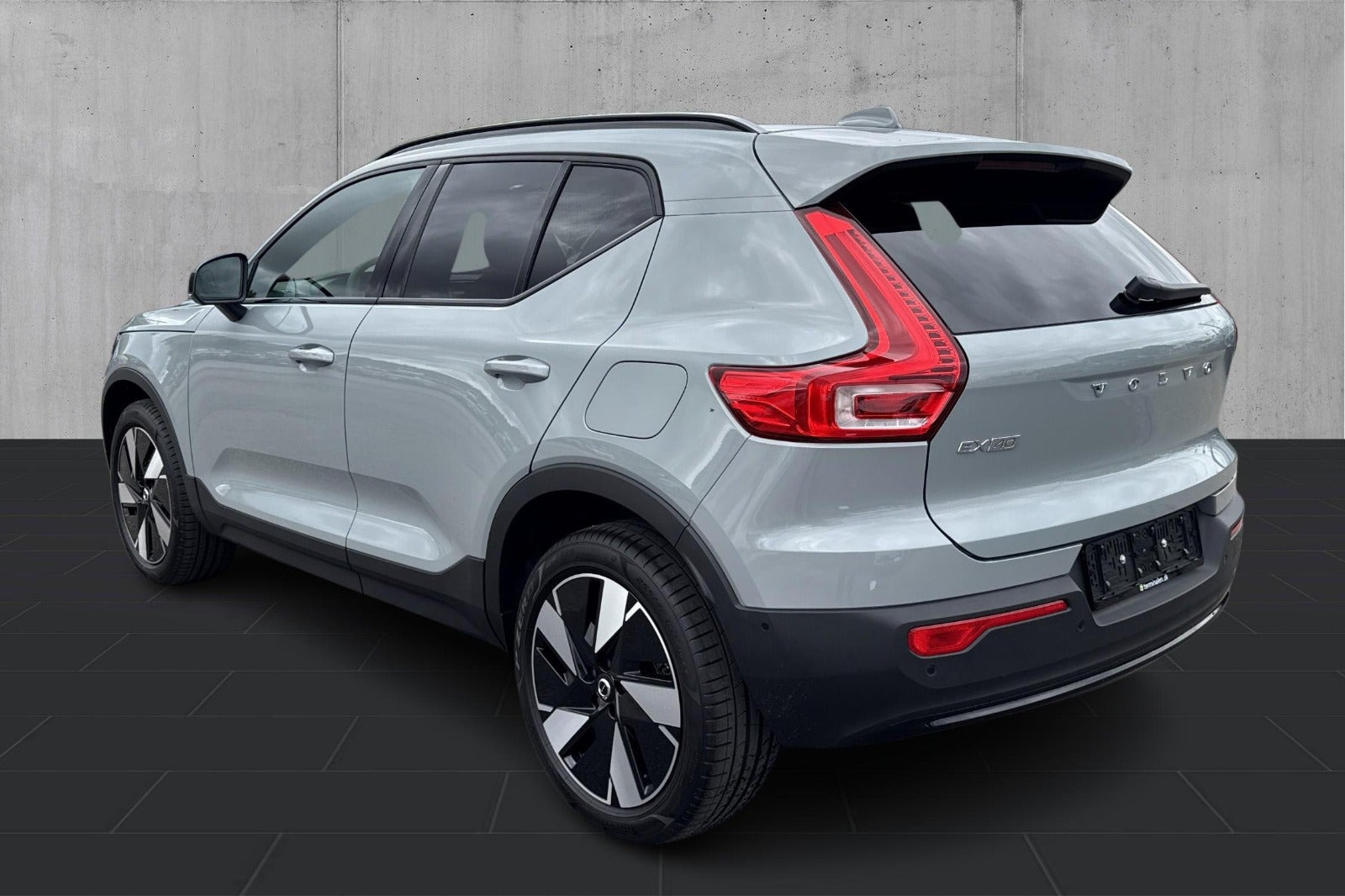 Grå Volvo EX40 fra 2025