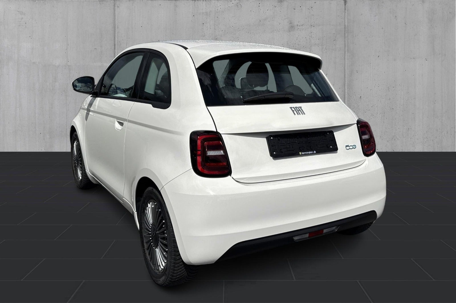 Hvid Fiat 500e fra 2023