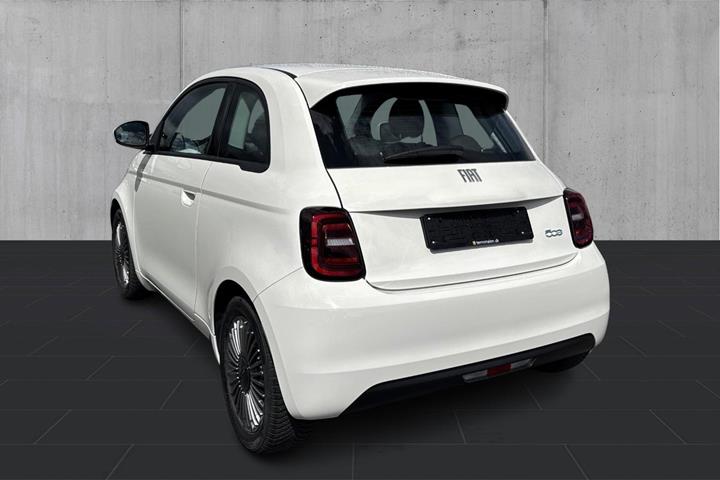 Hvid Fiat 500e fra 2023
