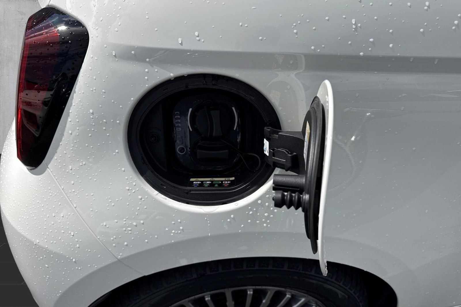 Hvid Fiat 500e fra 2023