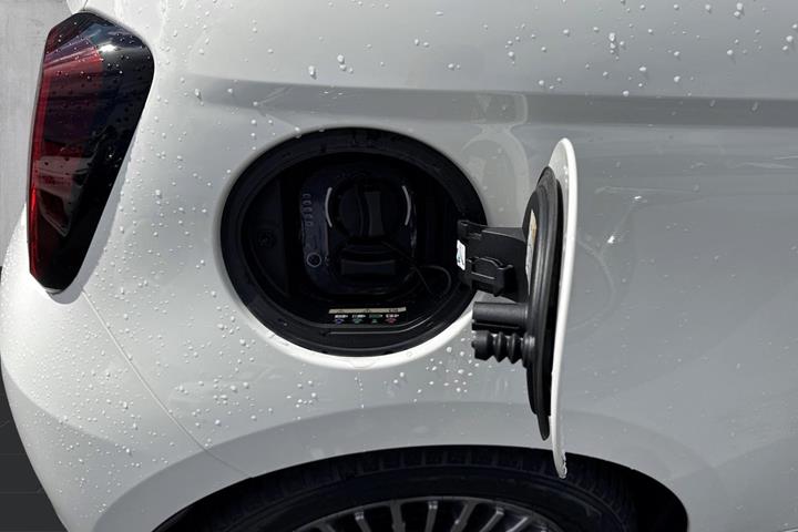 Hvid Fiat 500e fra 2023