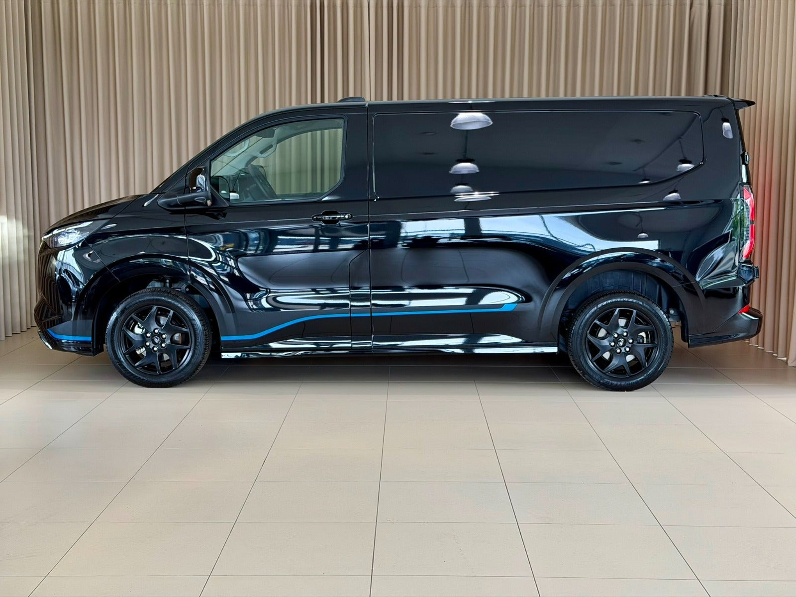 Sort Ford E-Transit Custom 320 L1 fra 2025