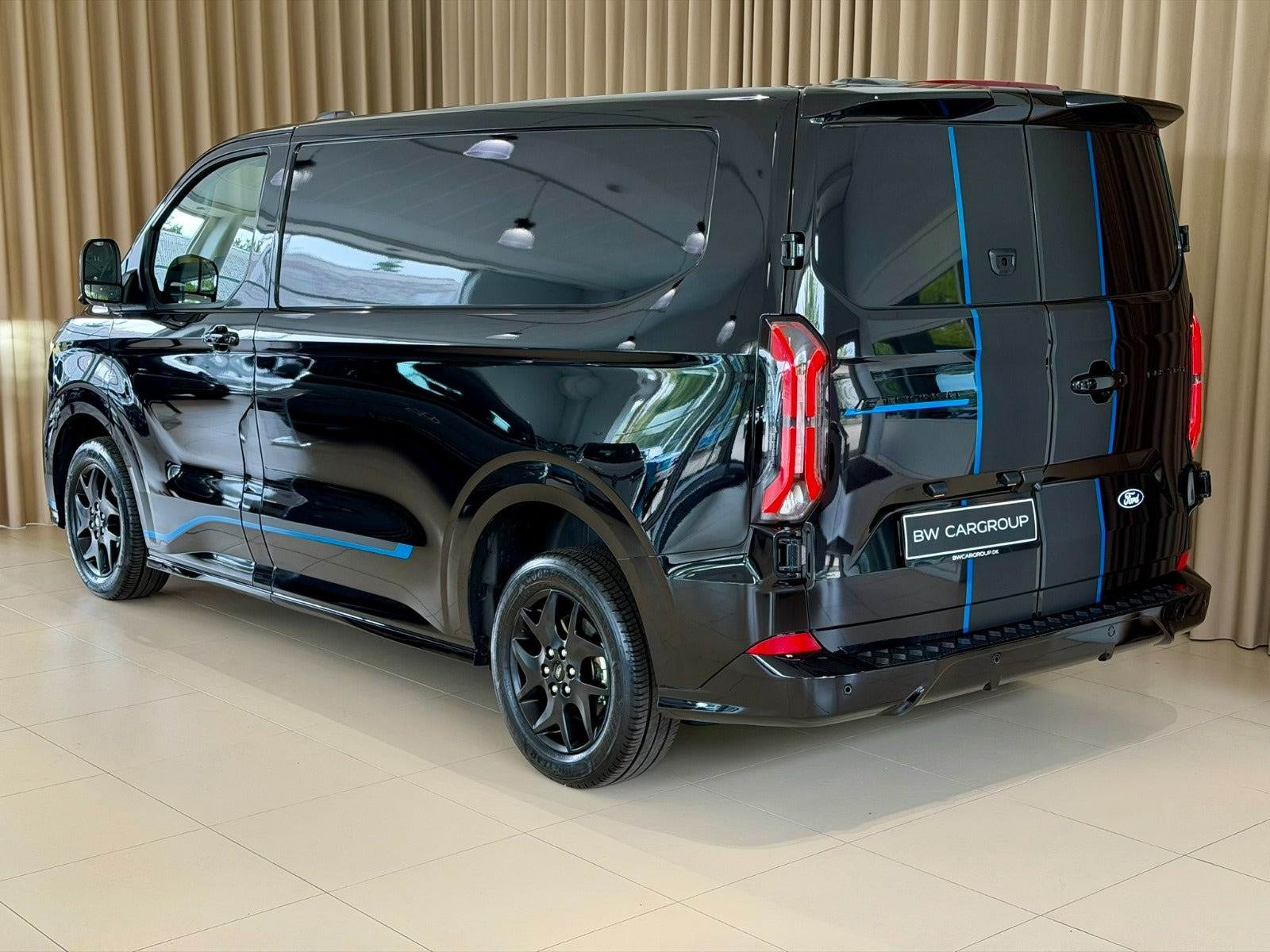 Sort Ford E-Transit Custom 320 L1 fra 2025