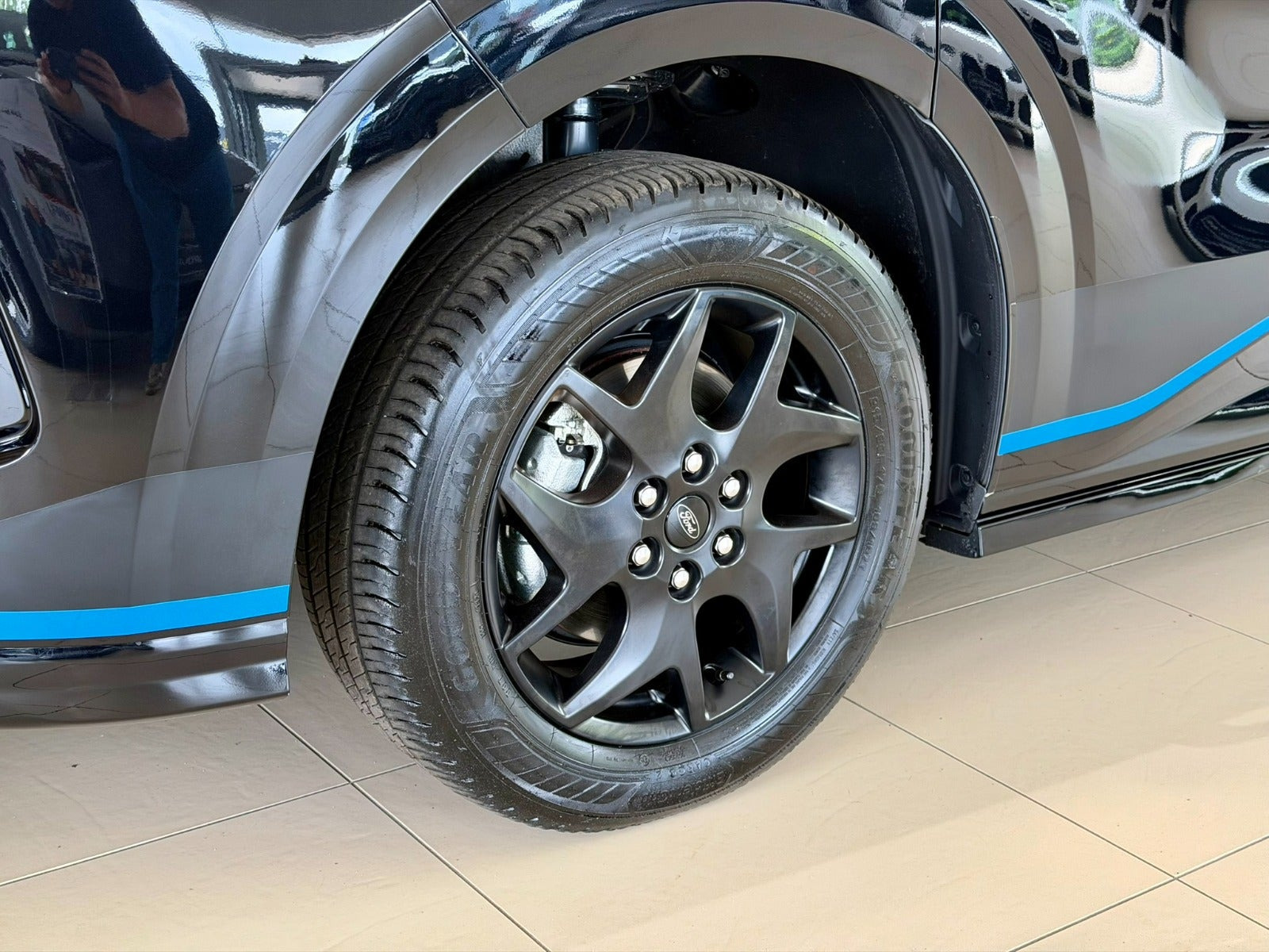 Sort Ford E-Transit Custom 320 L1 fra 2025
